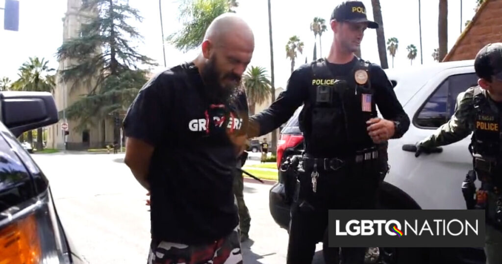 La violence éclate entre les extrémistes anti-LGBTQ et les contre-manifestants antifascistes lors de l’événement Pride La violence éclate entre les extrémistes anti-LGBTQ et les contre-manifestants antifascistes lors de l'événement Pride