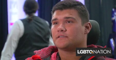 Un joueur de hockey en fauteuil roulant partage sa belle histoire déchirante de coming out