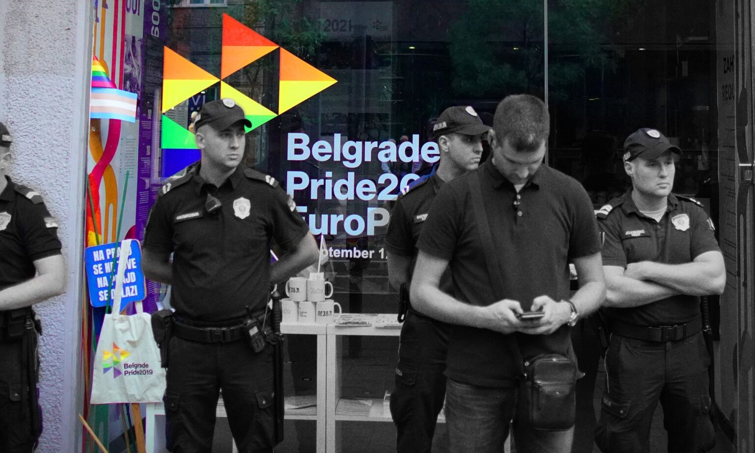L’interdiction «honteuse» d’EuroPride en Serbie a suscité l’indignation: «Interdire Pride est anticonstitutionnel» Police secure serbian LGBT Info centre during the 'Litiya for salvation of Serbia' in Belgrade.