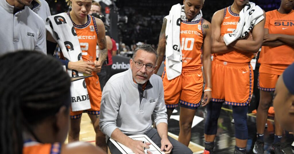 Un retour miracle du Connecticut Sun aiderait l’entraîneur gay Curt Miller à entrer dans l’histoire Un retour miracle du Connecticut Sun aiderait l'entraîneur gay Curt Miller à entrer dans l'histoire
