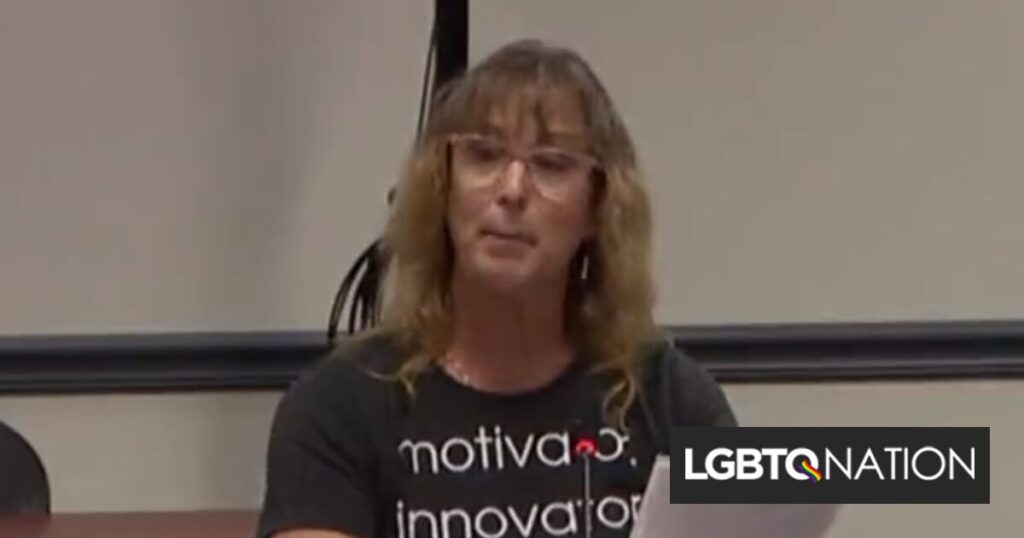 Un enseignant incroyable devient viral pour un discours passionné appelant à une politique envers les étudiants transgenres Un enseignant incroyable devient viral pour un discours passionné appelant à une politique envers les étudiants transgenres