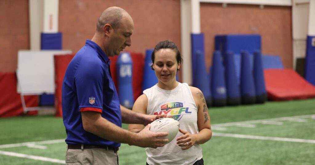 Les Giants de New York organisent une clinique de la ligue de football gay avec des joueurs et des entraîneurs de la NFL Les Giants de New York organisent une clinique de la ligue de football gay avec des joueurs et des entraîneurs de la NFL