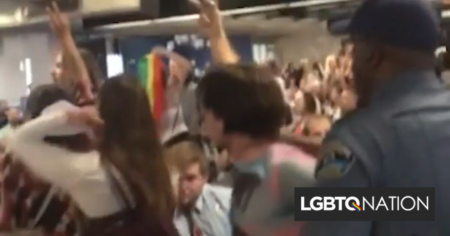 Un groupe féministe s'infiltre dans une collecte de fonds pour les naissances forcées et se bat avec une "joie queer"