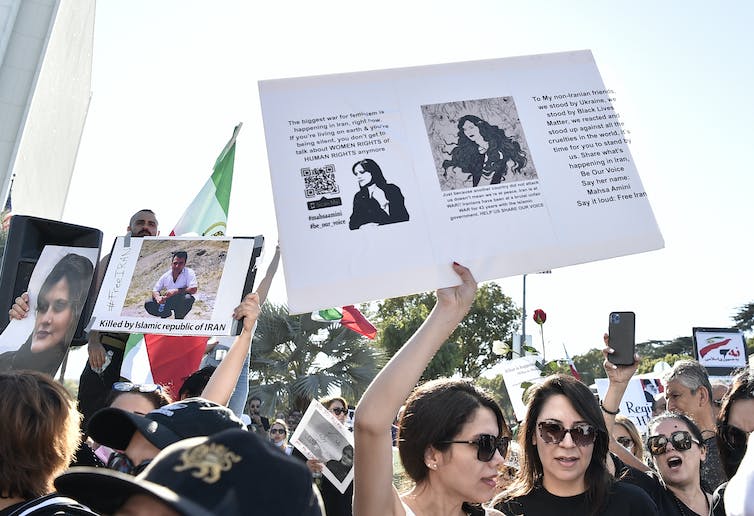 Un manifestant en Californie tient une pancarte à l'effigie de la femme iranienne de 22 ans décédée en garde à vue.