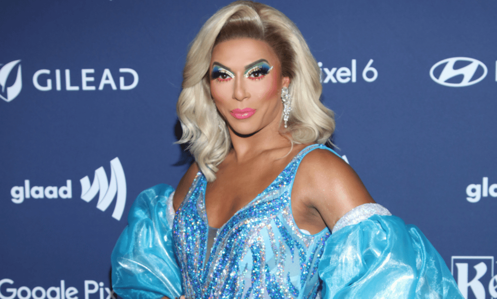 L'interprète de drag Shangela porte une robe bleue