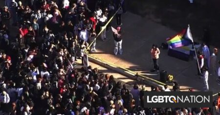 Des étudiants de Virginie sortent de l'école pour protester contre les politiques anti-trans