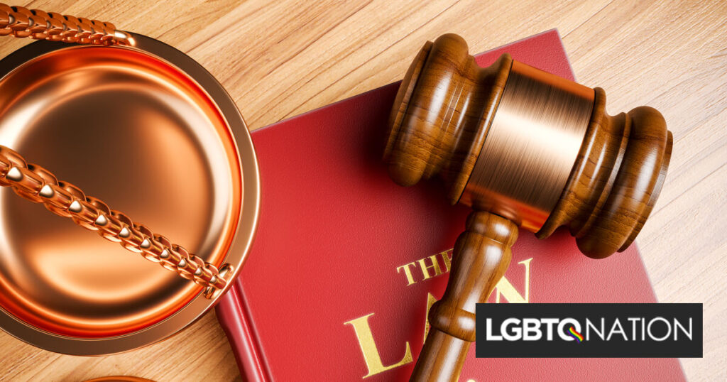 Des étudiants et des professeurs poursuivent l’université pour interdiction d’embaucher des personnes LGBTQ Des étudiants et des professeurs poursuivent l'université pour interdiction d'embaucher des personnes LGBTQ