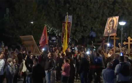 Des milliers de personnes manifestent contre l'événement Pride qui doit avoir lieu à Belgrade