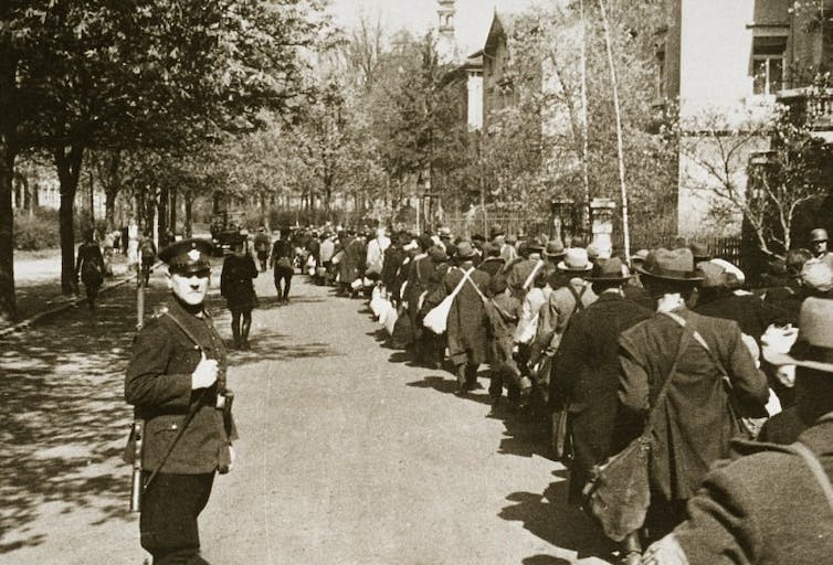Des photos inconnues de l'Holocauste - trouvées dans des greniers et des archives - aident les chercheurs à retrouver des histoires perdues et fournissent un outil contre le déni