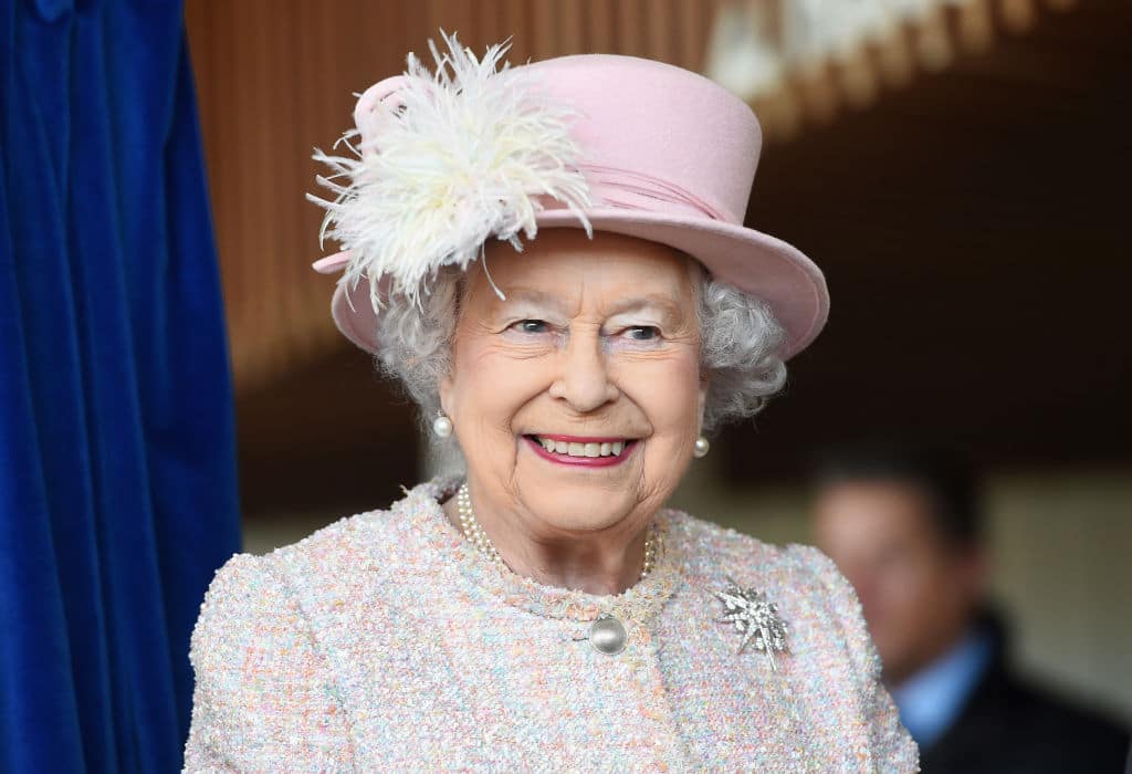 Elton John, Stephen Fry, Stonewall et bien d’autres rendent hommage à la reine Elizabeth II Queen Elizabeth II is seen at the Chichester Theatre while visiting West Sussex on November 30, 2017.