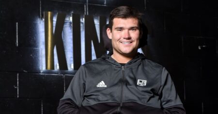 Expert en contenu numérique des LA Kings, l'ancien joueur de hockey Jack Jablonski se révèle gay