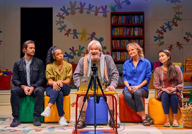 Helen Hunt dirige un casting brillant dans la nouvelle satire hilarante Eureka Day – critique Helen Hunt dirige un casting brillant dans la nouvelle satire hilarante Eureka Day – critique