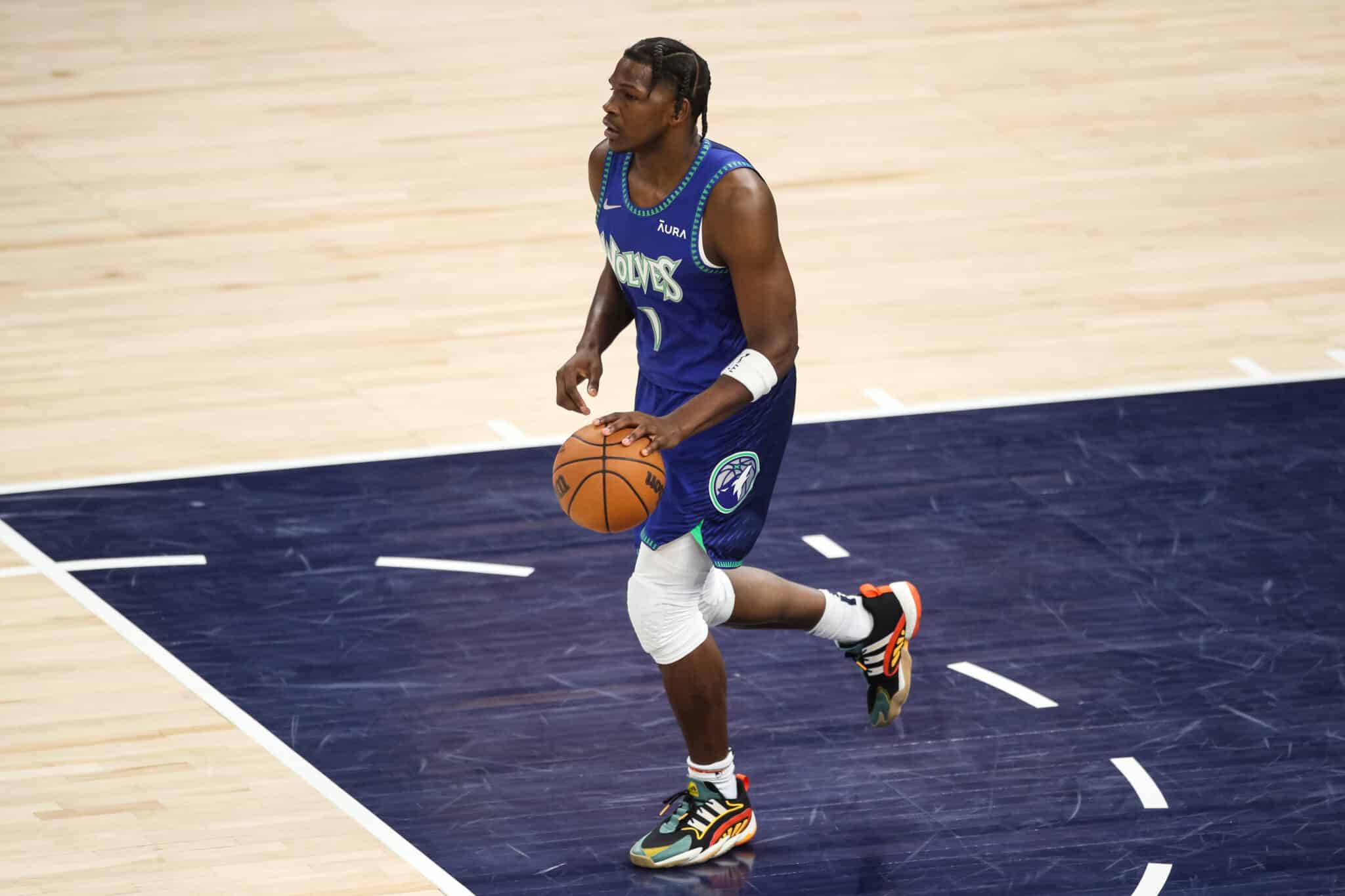 Anthony Edwards dribble le ballon contre les Memphis Grizzlies au premier quart du match. 