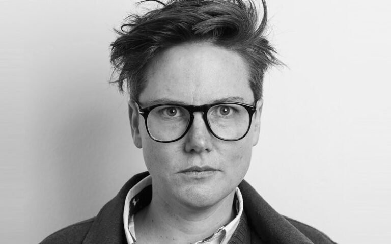 La comédienne Hannah Gadsby animera une émission spéciale Netflix genderqueer