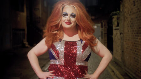 La star britannique de Drag Race, Just May, sort son premier single écœurant, Just Like Geri