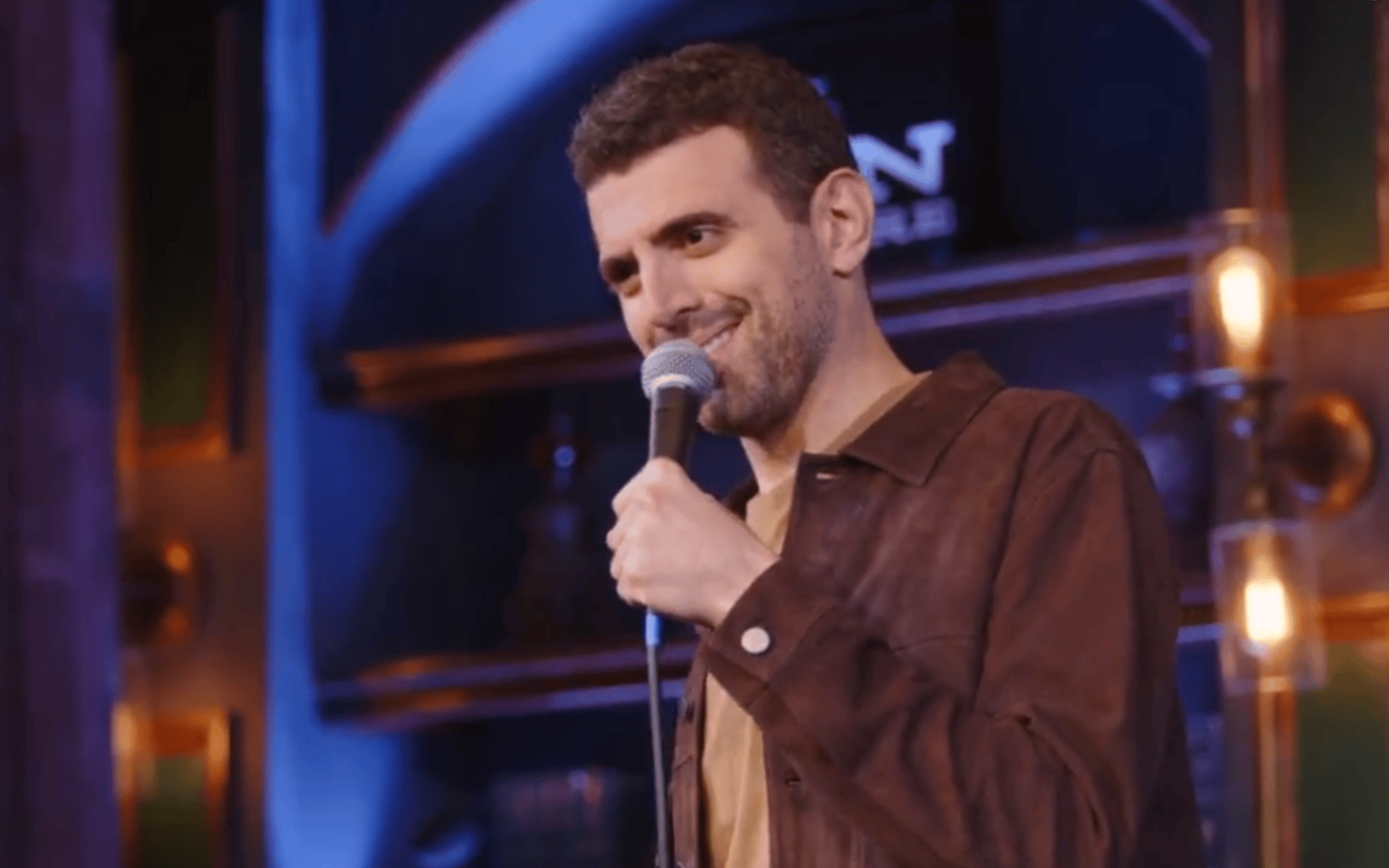 Le comédien Sam Morril enseigne aux transphobes comment « faire une drôle de blague trans » Sam Morril during his comedy special