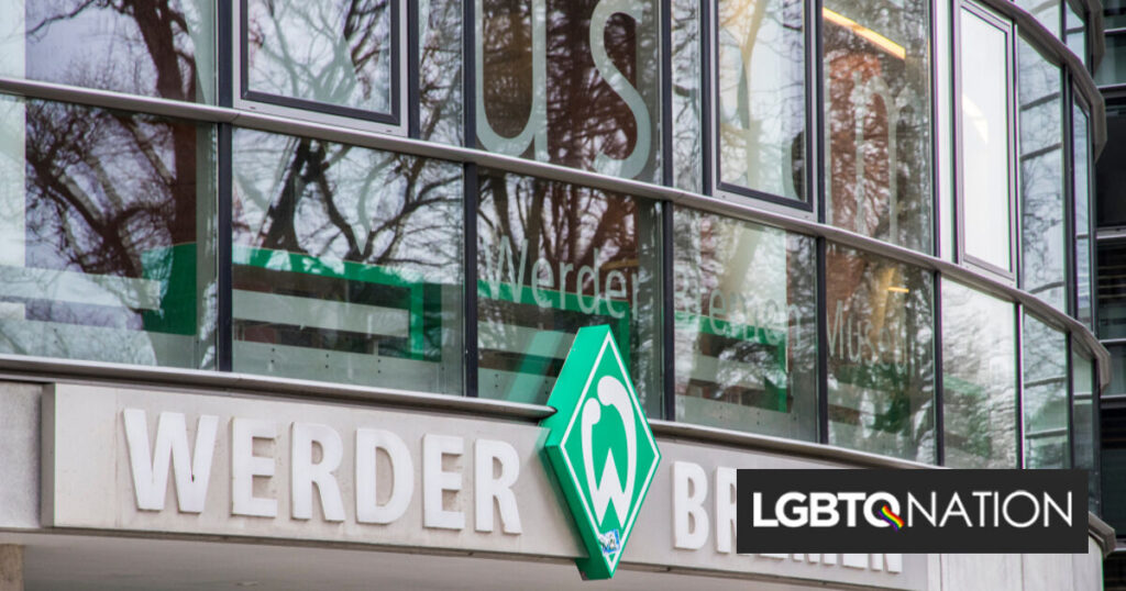 Les fans de football allemands se rassemblent pour la victime d’un crime de haine transgenre tué Les fans de football allemands se rassemblent pour la victime d'un crime de haine transgenre tué