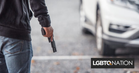 Les fascistes armés qui protestent contre la collecte de fonds drag queen bingo de l'église rencontrent de la résistance