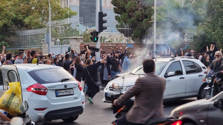 Plusieurs voitures sont incapables de se déplacer à travers des milliers de manifestants.