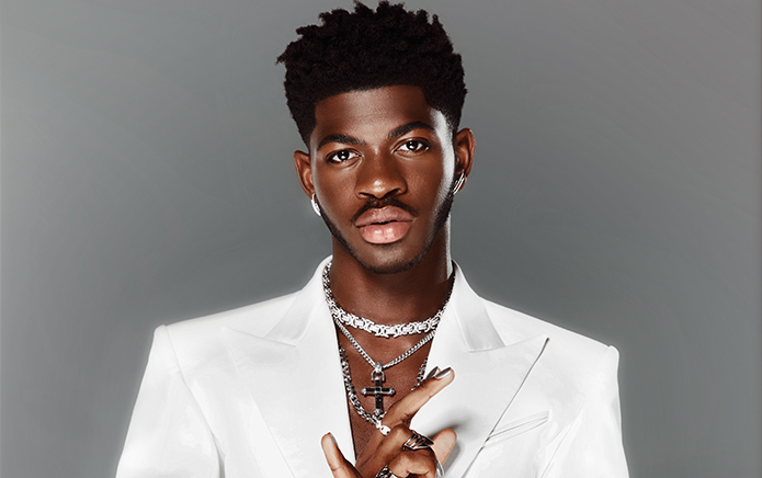 Lil Nas X envoie des pizzas à des manifestants homophobes et « tombe accidentellement amoureux »