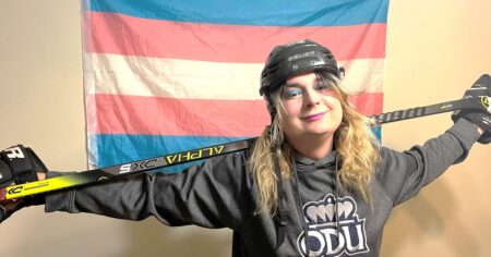 Lorsque cette joueuse de hockey trans est revenue sur la glace, elle a été embrassée par ses anciens coéquipiers du collège