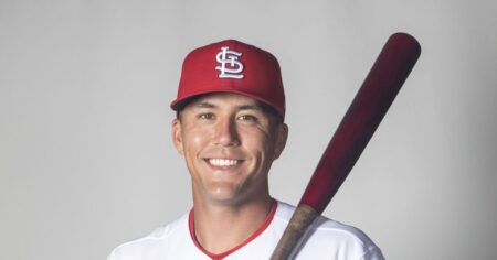 Pourquoi la photo d'un joueur de baseball embrassé a touché l'accord d'un fan gay enfermé