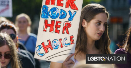 Un groupe haineux anti-LGBTQ poursuit CVS après le licenciement d'une infirmière qui a refusé de dispenser un contraceptif