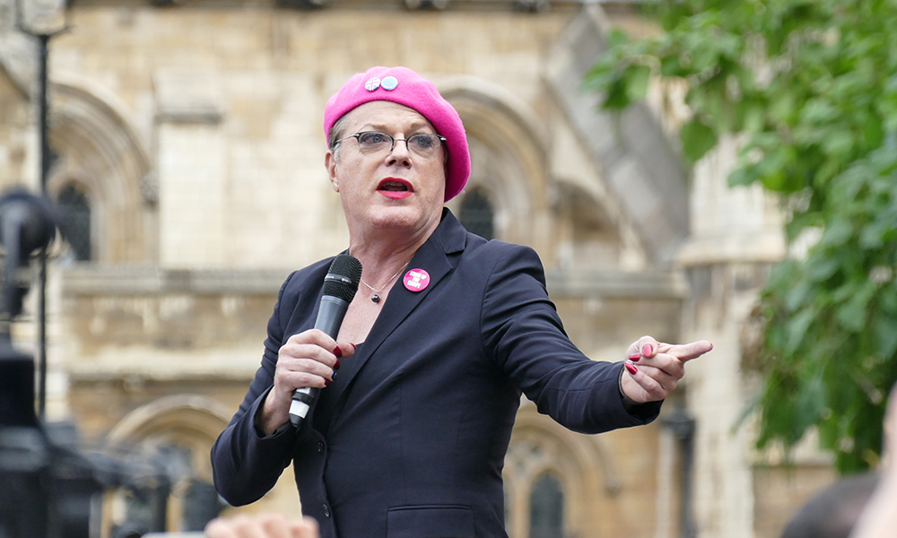 Eddie Izzard critiqué pour avoir utilisé les toilettes pour femmes Eddie Izzard Under Fire For Using Women's Restroom
