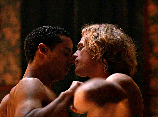 Lestat et Louis s'embrassent
