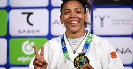 La championne de judo Rafaela Silva remporte l'or lors de sa première compétition après 2 ans de suspension