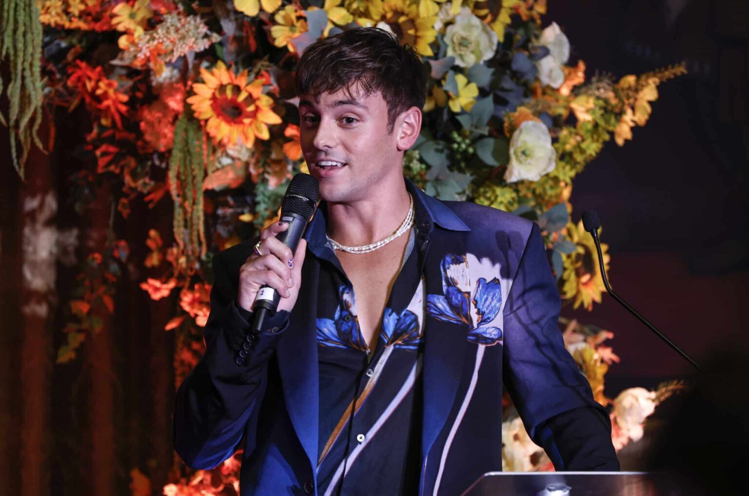 Tom Daley appelle les instances sportives à aider à mettre fin à la discrimination ; « Tout le monde doit se sentir le bienvenu » Tom Daley speaks during the Kaleidoscope Trust Gala.