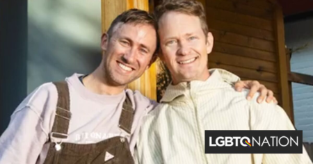 Le drapeau de la fierté du couple gay a été brûlé dans un acte haineux.  Mais leurs voisins se sont ralliés.