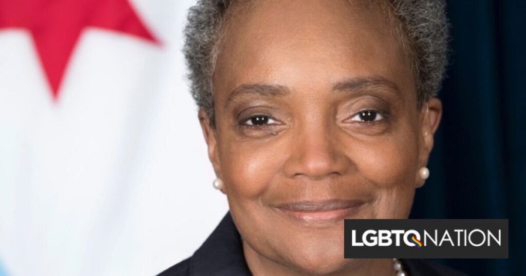 La mairesse de Chicago, Lori Lightfoot, est sous le feu après avoir prétendument défendu les Proud Boys La mairesse de Chicago, Lori Lightfoot, est sous le feu après avoir prétendument défendu les Proud Boys