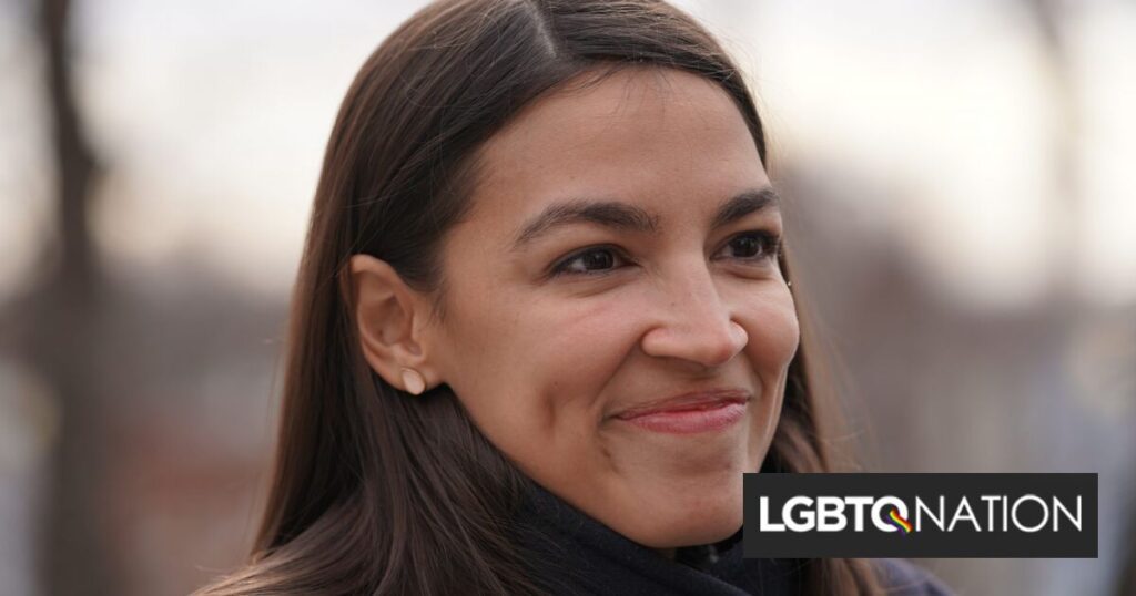 La droite perd la tête après que l’AOC a répondu aux manifestants anti-LGBTQ en dansant La droite perd la tête après que l'AOC a répondu aux manifestants anti-LGBTQ en dansant