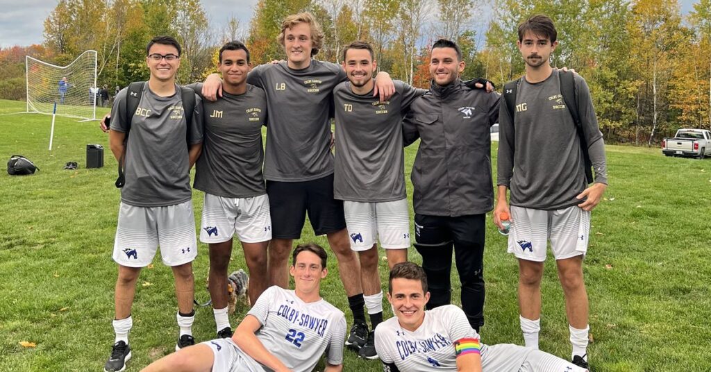 Lorsque cette équipe de football universitaire a entendu une insulte homosexuelle, elle a agi en partie grâce au fait d’avoir eu un capitaine homosexuel Lorsque cette équipe de football universitaire a entendu une insulte homosexuelle, elle a agi en partie grâce au fait d'avoir eu un capitaine homosexuel