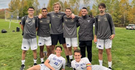 Lorsque cette équipe de football universitaire a entendu une insulte homosexuelle, elle a agi en partie grâce au fait d'avoir eu un capitaine homosexuel