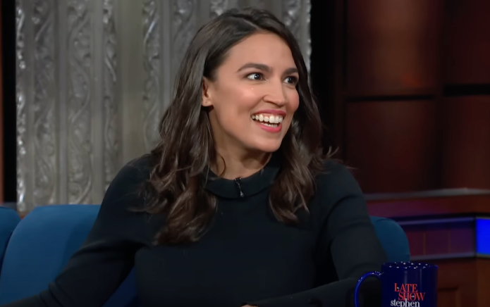 AOC jure avec défi de « défendre » les personnes LGBTQ + après avoir été chahuté
