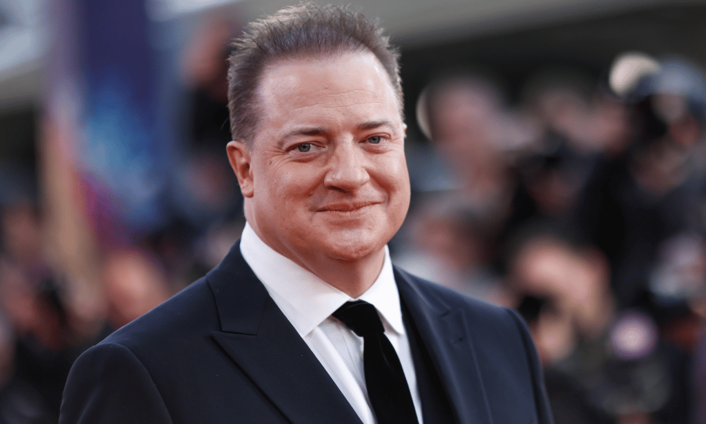 Brendan Fraser porte un costume et une cravate lors d'un événement pour The Whale