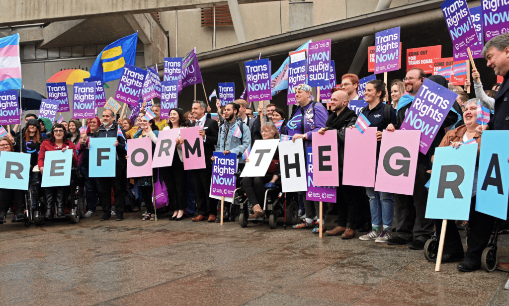Écosse: les réformes de la loi sur le genre passent le premier vote avec le soutien «écrasant» de Holyrood Protesters demonstrate outside the Scotish Parliament for reform of the Gender Recognition Act, in an event organised by the Scottish Trans Alliance