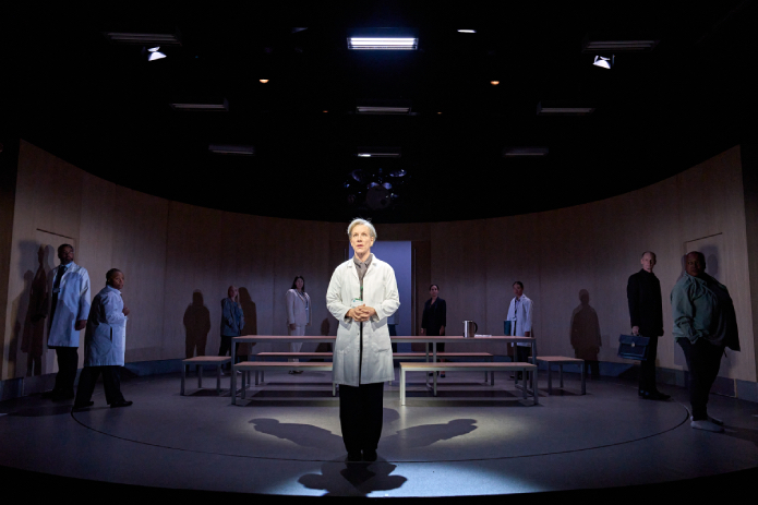 Juliet Stevenson offre une performance déterminante pour sa carrière dans le transfert West End de The Doctor – examen