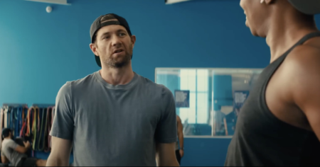 La façon dont 'Bros' gère le sport est assez boiteuse