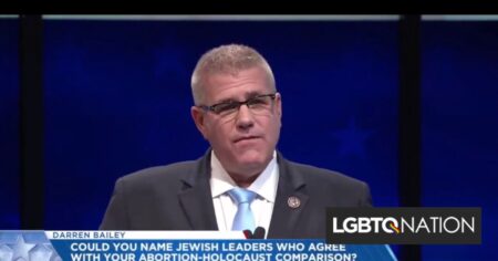 Le candidat du GOP a affirmé que les rabbins conviennent que l'avortement est aussi mauvais que l'Holocauste.  Il ne pouvait pas en nommer un.