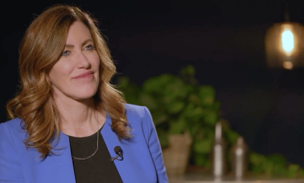 La candidate républicaine au poste de gouverneur du Colorado, Heidi Ganahl, discute des 