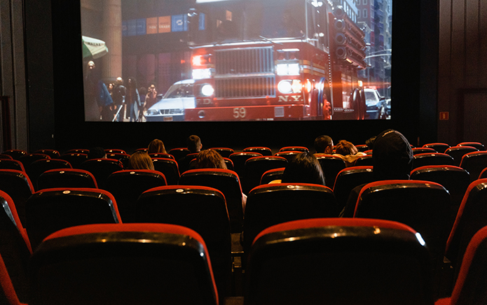 Le cinéma arrête le film après qu’un couple gay a été bombardé d’abus homophobes Le cinéma arrête le film après qu'un couple gay a été bombardé d'abus homophobes