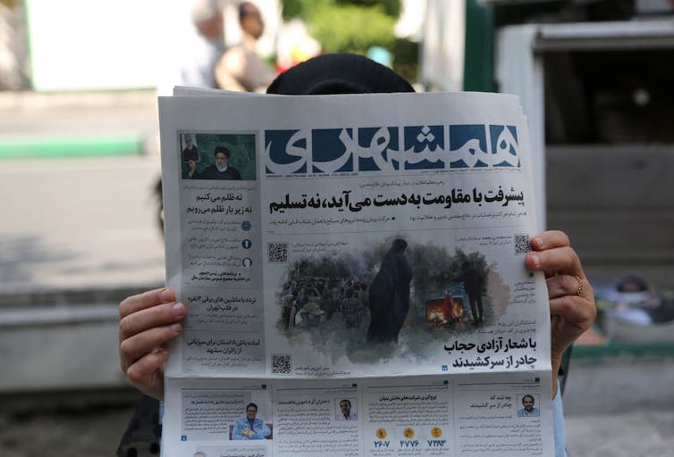 Les couvre-chefs ont toujours été politiques en Iran - pour les femmes de tous bords