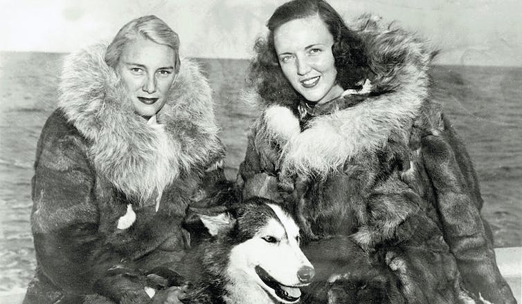 Deux femmes et un chien