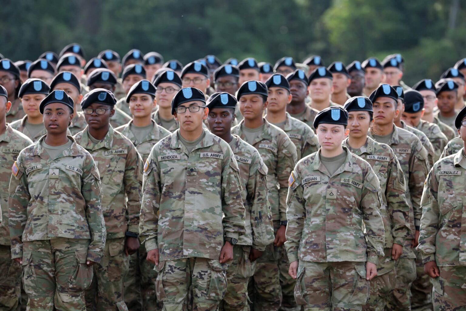 Les femmes trans doivent s’inscrire au service militaire américain en vertu d’une règle « irrationnelle et dépassée » US Army soldiers participate in a Family Day ceremony while attending basic training at Fort Jackson.