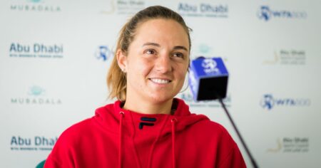 Nadia Podoroska sort, sortant avec une autre joueuse de la WTA, Guillermina Naya