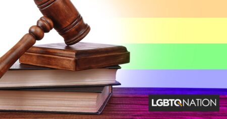 Un tyran a frappé un adolescent gay au visage pour avoir étreint un autre garçon.  Il vient d'être condamné.