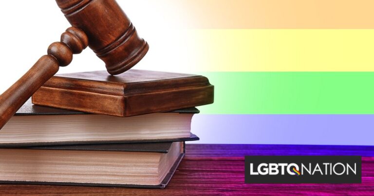 Un tyran a frappé un adolescent gay au visage pour avoir étreint un autre garçon.  Il vient d'être condamné.